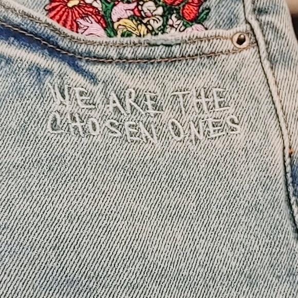 NWT!! Distressed Vintage like jean shorts - Picture 2 of 7